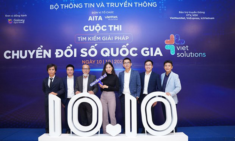 Đội ngũ của GiveNow tại Lễ trao giải cuộc thi VietSolution. (Ảnh: NVCC)
