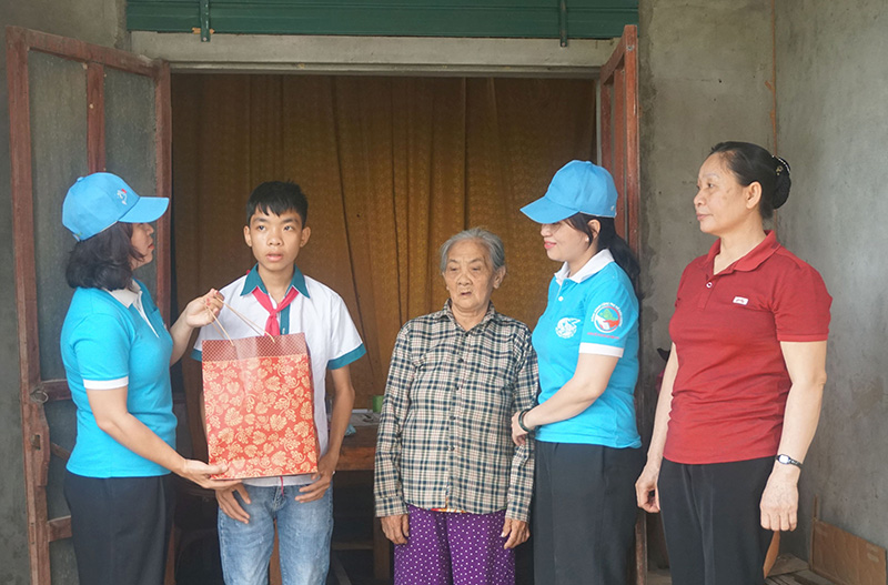  Hội LHPN huyện Quảng Trạch thăm, tặng quà cho phụ nữ nghèo, đơn thân trên địa bàn.