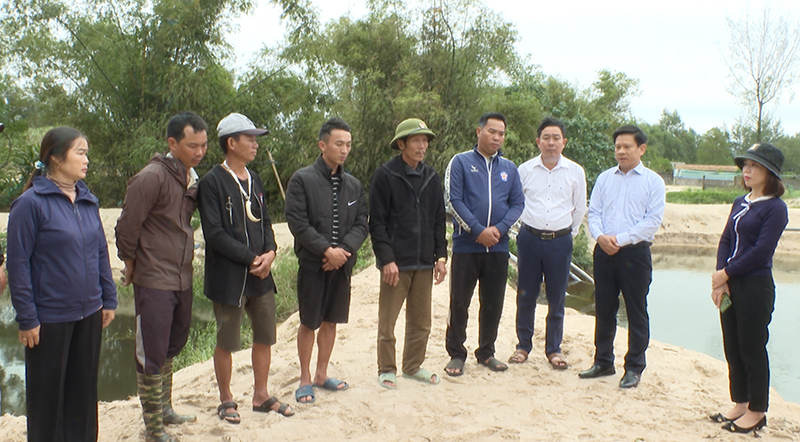 Lãnh đạo huyện Lệ Thuỷ động viên, chia sẻ với các hộ dân nuôi cá lóc ở thôn Bắc Hoà, xã Ngư Thuỷ Bắc.