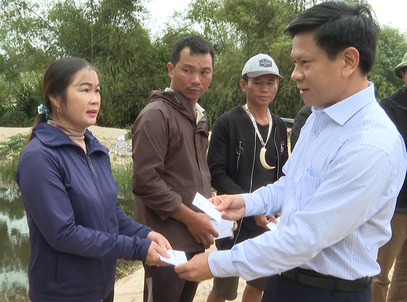 Trao tiền hỗ trợ cho các hộ gia đình nuôi cá lóc bị thiệt hại do thiên tai ở thôn Bắc Hoà.