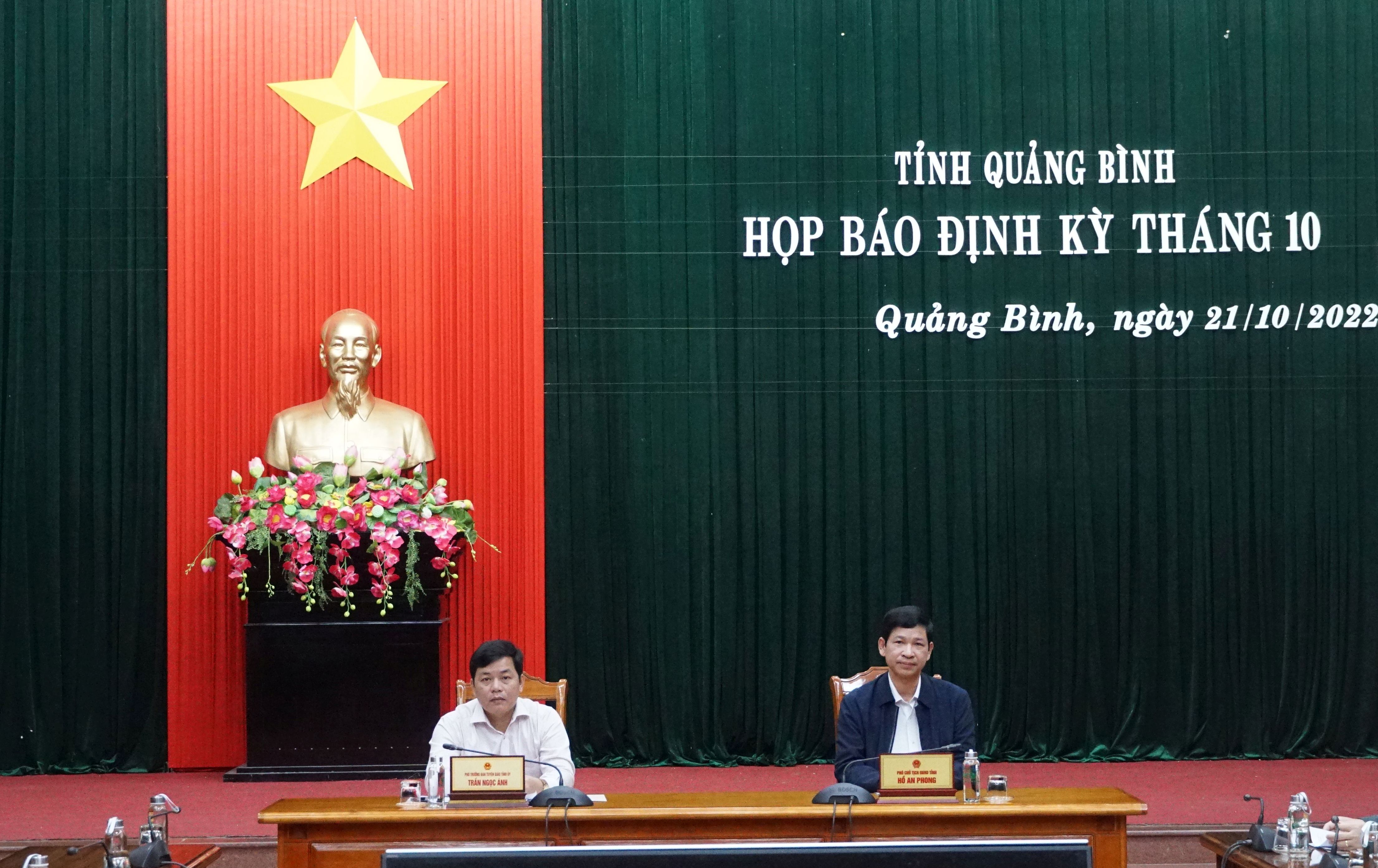 Đồng chí Phó Chủ tịch UBND tỉnh Hồ An Phong và đồng chí Phó Trưởng ban Tuyên giáo Tỉnh ủy Trần Ngọc Ánh chủ trì buổi họp báo.