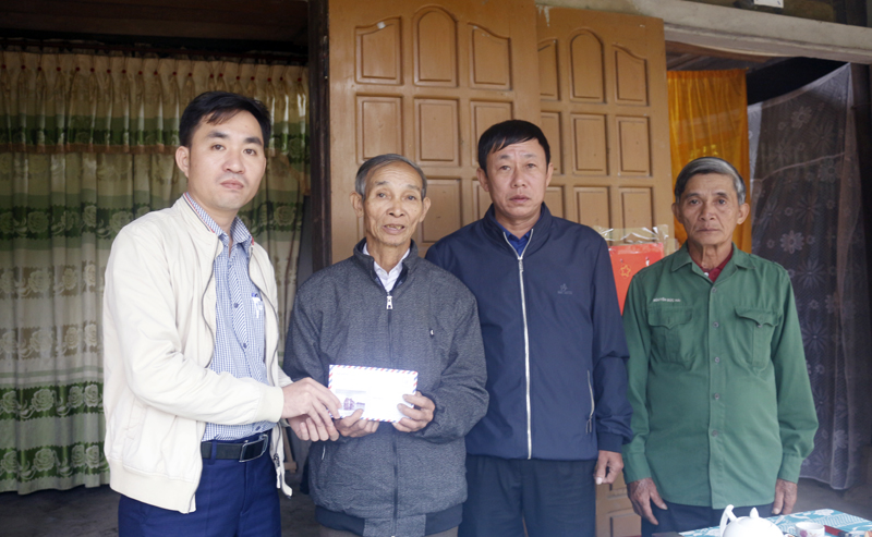 Phóng viên Báo Quảng Bình và đại diện chính quyền địa phương trao tiền hỗ trợ cho gia đình ông Nguyễn Đức Tính.