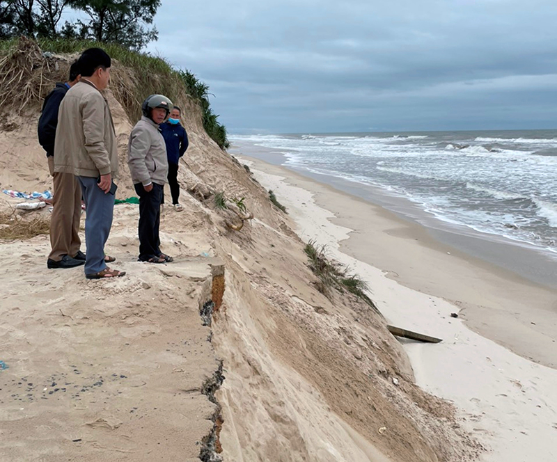 Các ngành chức năng huyện Quảng Ninh kiểm tra khu vực sạt lở bờ biển tại thôn Tân Định, xã Hải Ninh.