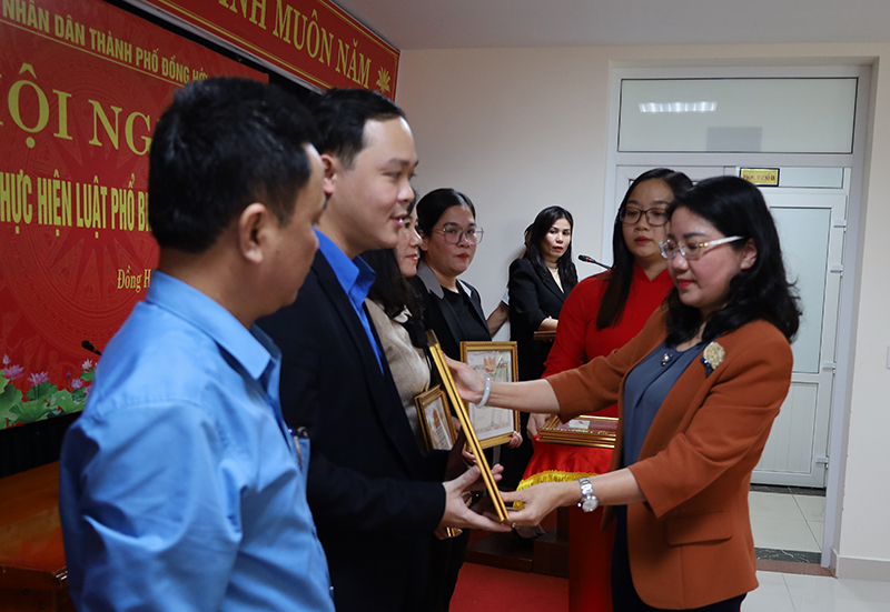 Phó Chủ tịch UBND TP. Đồng Hới Hoàng Thị Thanh Nhung trao giấy khen cho các tập thể đạt thành tích xuất sắc trong thực hiện Luật PBGDPL.
