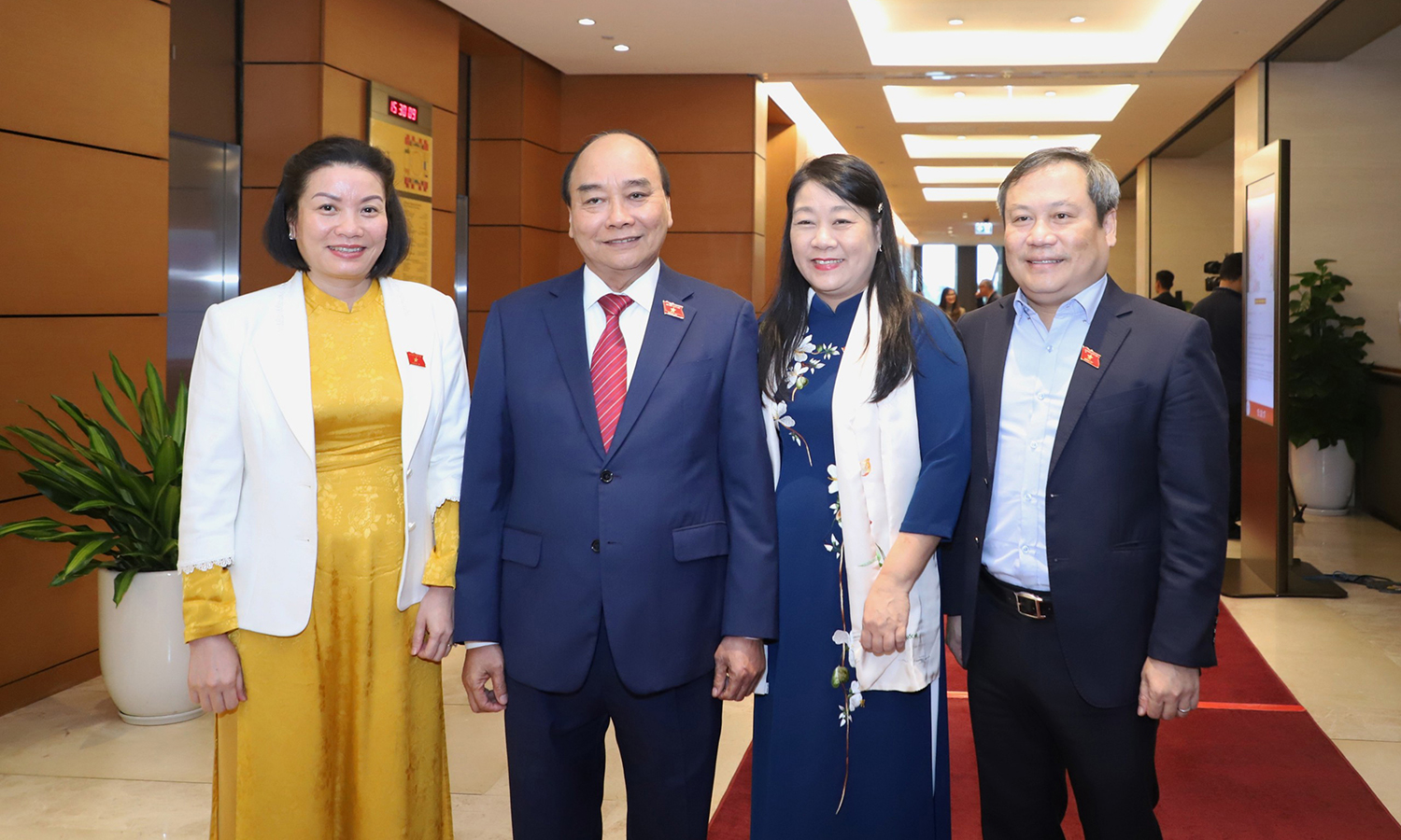 Chủ tịch nước Nguyễn Xuân Phúc trao đổi và chụp ảnh lưu niệm cùng các ĐBQH tỉnh Quảng Bình bên lề kỳ họp.