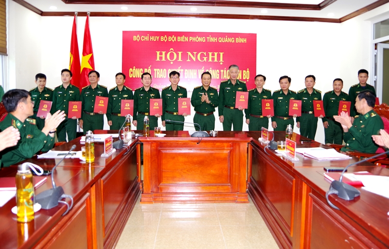 Đại tá Trịnh Thanh Bình, Tỉnh ủy viên, Chỉ huy trưởng BĐBP tỉnh trao quyết định của Bộ Quốc phòng, Bộ Tư lệnh BĐBP cho các cán bộ.