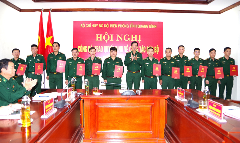 Đại tá Lê Văn Tiến, Bí thư Đảng ủy, Chính ủy BĐBP tỉnh trao quyết định của Bộ Chỉ huy BĐBP tỉnh cho các cán bộ.