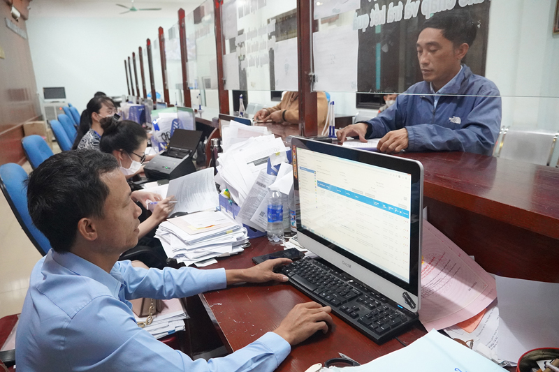 Cán bộ huyện Quảng Trạch chú trọng chất lượng giải quyết TTHC cho các tổ chức, cá nhân.