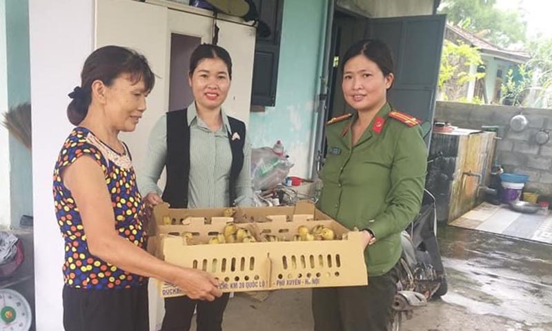 Trung tá Lê Thị Lệ Hà trao tặng vịt giống cho người dân.