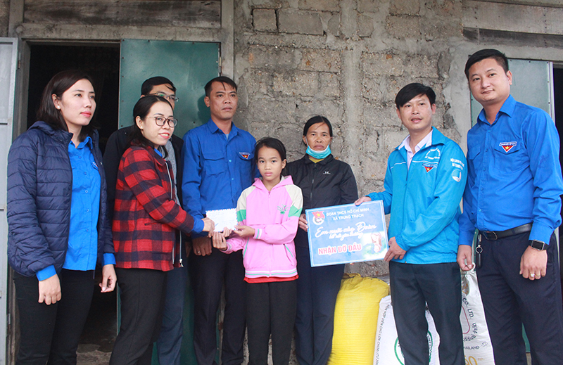 Các chi đoàn trao quà “Em nuôi của Đoàn” cho cháu Nguyễn Thị Thảo