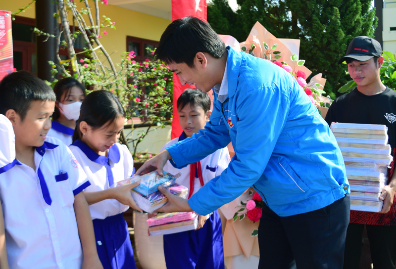 Đại diện lãnh đạo Tỉnh đoàn tặng quà cho các em học sinh.