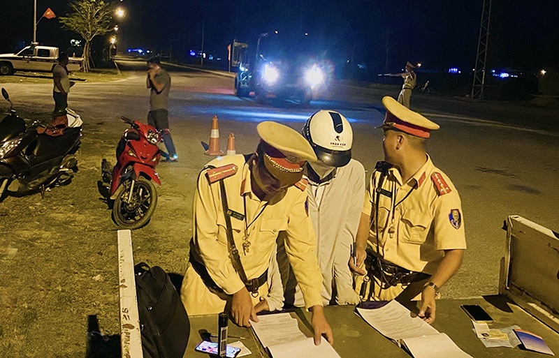 Lực lượng Cảnh sát giao thông, Công an huyện xử lý một trường hợp vi phạm TTATGT.