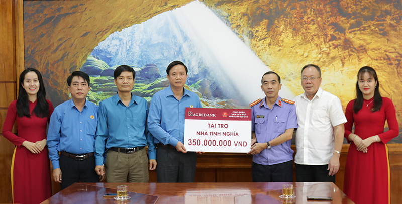 Agribank Chi nhánh tỉnh Quảng Bình phối hợp với Công đoàn VKSND tối cao hỗ trợ 350 triệu đồng xây dựng nhà tình nghĩa trên địa bàn tỉnh.