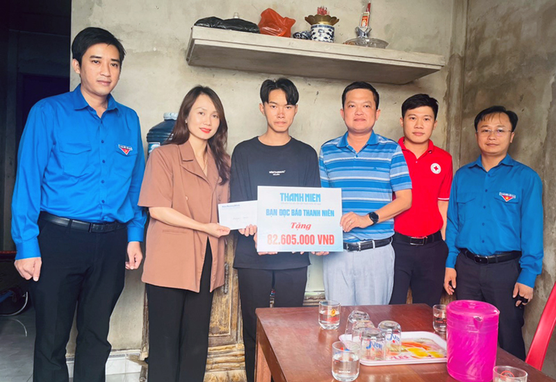 Đại diện Báo Quảng Bình, Báo Thanh Niên, Hội LHTN Việt Nam tỉnh và chính quyền địa phương trao tiền hỗ trợ cho em Hoàng Quốc Dương.