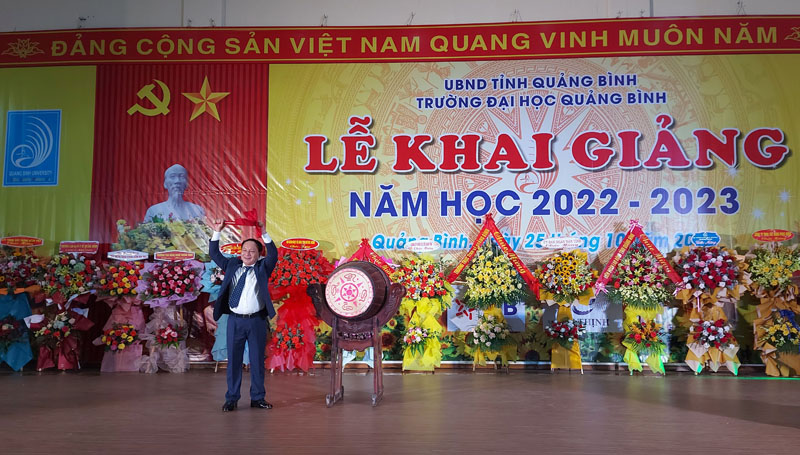 Đồng chí Phó Bí thư Thường trực Tỉnh ủy Trần Hải Châu đánh trống khai giảng năm học mới