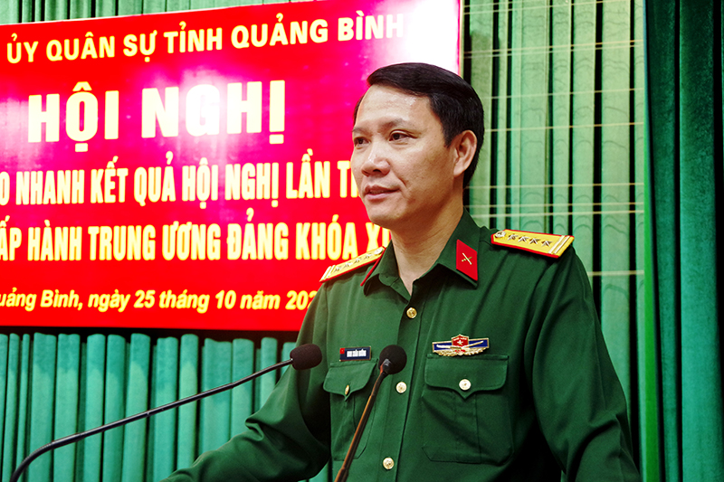 Đại tá Đinh Xuân Hướng, Phó Bí thư Đảng ủy, Chính ủy Bộ CHQS tỉnh truyền đạt nội dung hội nghị