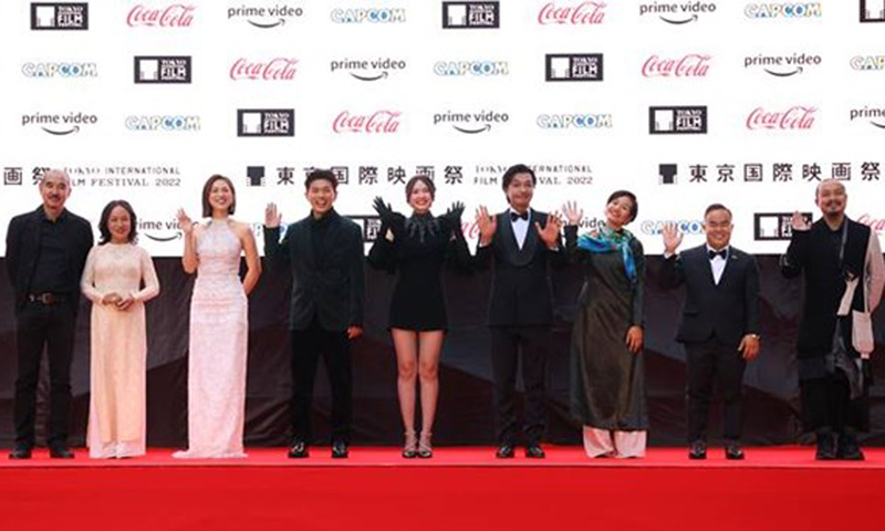 Đoàn làm phim Tro tàn rực rỡ trên thảm đỏ Liên hoan phim Tokyo, đạo diễn Bùi Thạc Chuyên ở bìa trái. (Ảnh: CGV cung cấp)