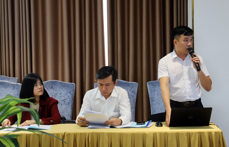 Đại diện Sở TN-MT trình bày dự thảo Quyết định, Quy định của UBND tỉnh về thu gom, vận chuyển và xử lý chất thải y tế nguy hại