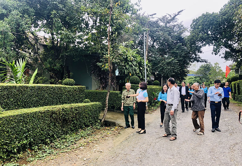 Các đại biểu tham quan hàng rào cây xanh tại xã Xuân Hóa