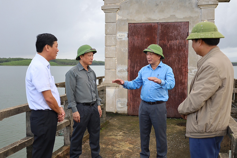 Đồng chí Phó Bí thư Thường trực Tỉnh ủy Trần Hải Châu và đoàn công tác kiểm tra tại hồ chứa nước Vực Nồi.