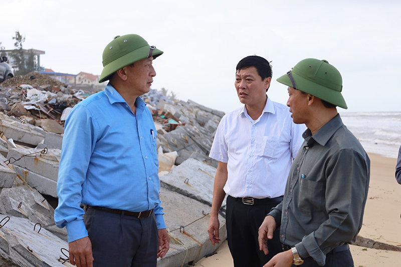 Đồng chí Trần Hải Châu lưu ý chủ đầu tư dự án đẩy nhanh tiến độ nâng cấp, sửa chữa kè biển Nhân Trạch