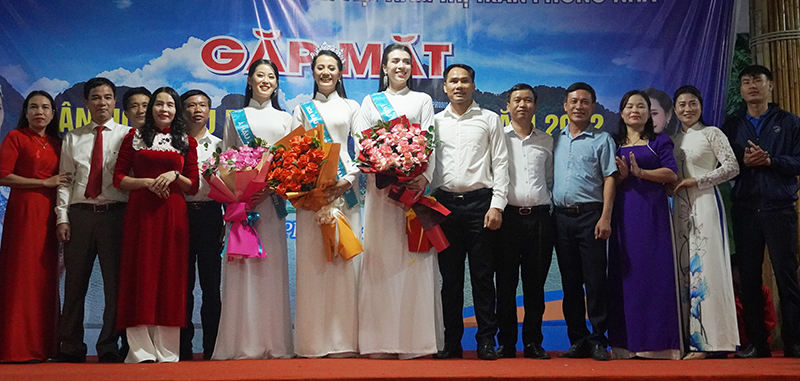 Lãnh đạo thị trấn Phong Nha tặng hoa chúc mừng Tân Hoa hậu Đinh Như Phương và hai Á hậu Biển đảo Việt Nam 2022.