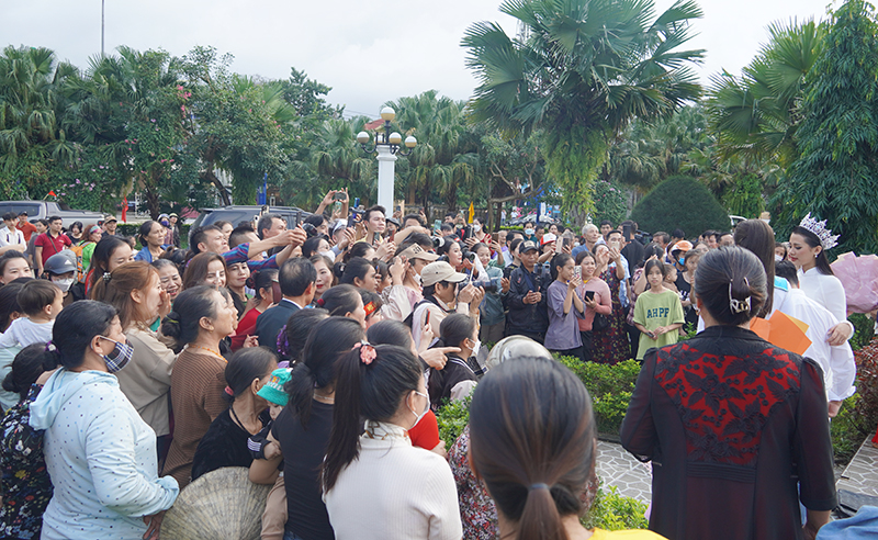 Đông đảo bà con nhân dân thị trấn Phong Nha đến chúc mừng Tân Hoa hậu Đinh Như Phương.