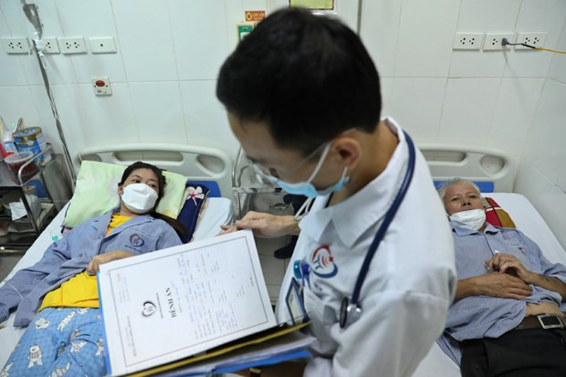 Bác sỹ thăm khám cho bệnh nhân số xuất huyết đang điều trị tại Bệnh viện đa khoa Đống Đa (Hà Nội). (Ảnh: Minh Quyết/TTXVN)