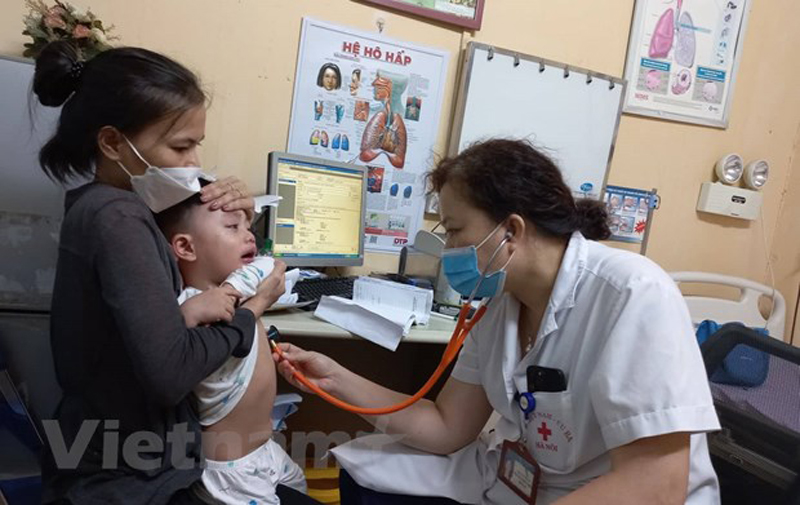 Bệnh nhi đến khám với biểu hiện sốt xuất huyết tại Bệnh viện Hữu nghị Việt Nam-Cu Ba. (Ảnh: T.G/Vietnam+)