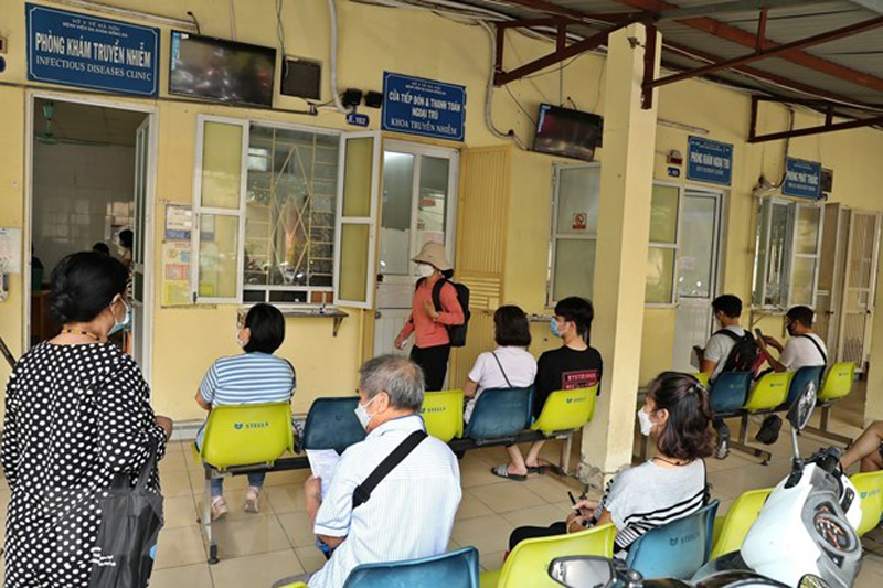 Người dân đến khám tại khoa Truyền nhiễm, Bệnh viện đa khoa Đống Đa (Hà Nội). (Ảnh: Minh Quyết/TTXVN)