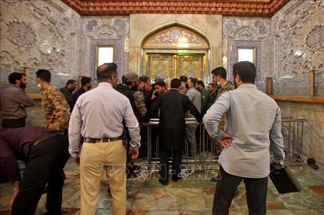 Lực lượng an ninh được triển khai tại nhà thờ Shah Cheragh ở thành phố Shiraz, Iran sau vụ tấn công đẫm máu, tối 26/10/2022. Ảnh: AFP/TTXVN