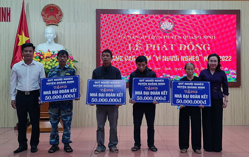 Đồng chí Chủ tịch Ủy ban MTTQVN tỉnh Phạm Thị Hân và Bí thư Huyện uỷ Quảng Ninh Trần Quốc Tuấn trao biển tượng trưng xây dựng nhà Đại đoàn kết cho hộ nghèo.