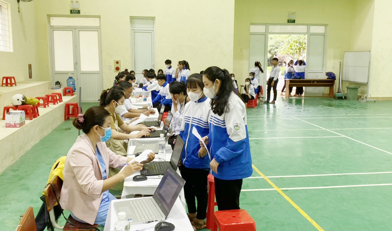 Đông đủ học sinh Trường THPT Ngô Quyền tham gia tiêm vắc xin phòng Covid-19.