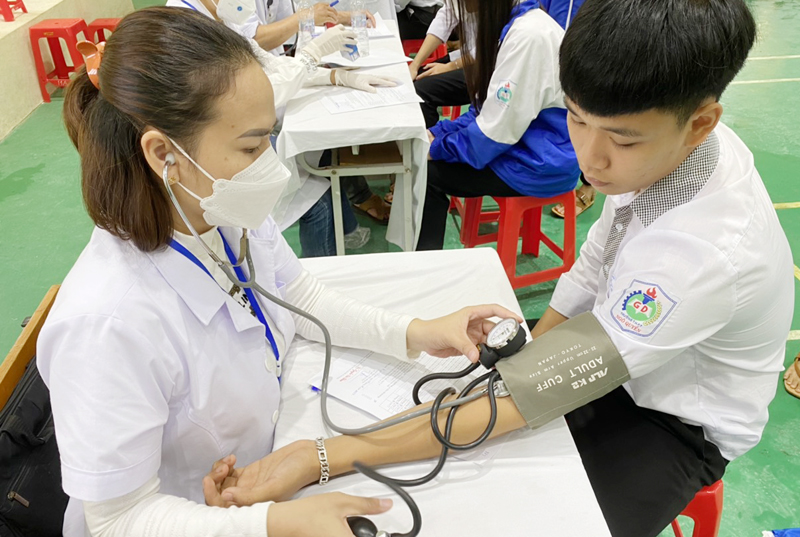 Các em học sinh được y bác sĩ khám sàng lọc kỹ trước khi thực hiện tiêm chủng.