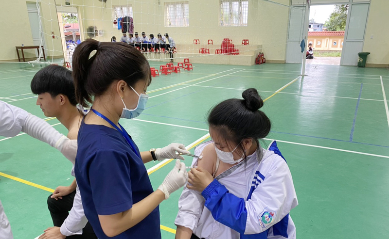 Học sinh Trường THPT Ngô Quyền tiêm vắc xin phòng Covid-19 mũi 3.