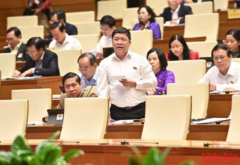 Đại biểu Tạ Văn Hạ (Quảng Nam) tranh luận tại hội trường.