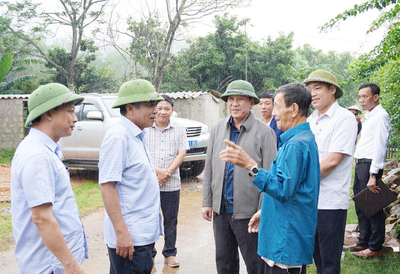 Đồng chí Phó Chủ tịch Thường trực UBND tỉnh Đoàn Ngọc Lâm trò chuyện với người dân xã Quảng Thạch về xây dựng NTM.