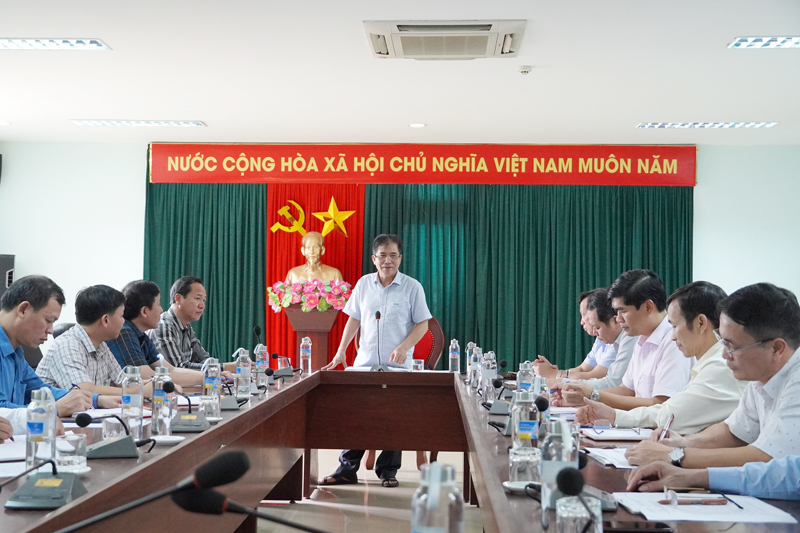 Đồng chí Phó Chủ tịch Thường trực UBND tỉnh Đoàn Ngọc Lâm phát biểu tại cuộc làm việc với lãnh đạo huyện Quảng Trạch.