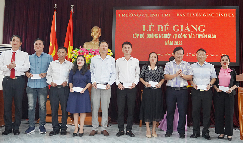 Đại diện lãnh đạo Ban Tuyên giáo Tỉnh ủy, Trường Chính trị tỉnh trao thưởng cho các học viên xuất sắc.