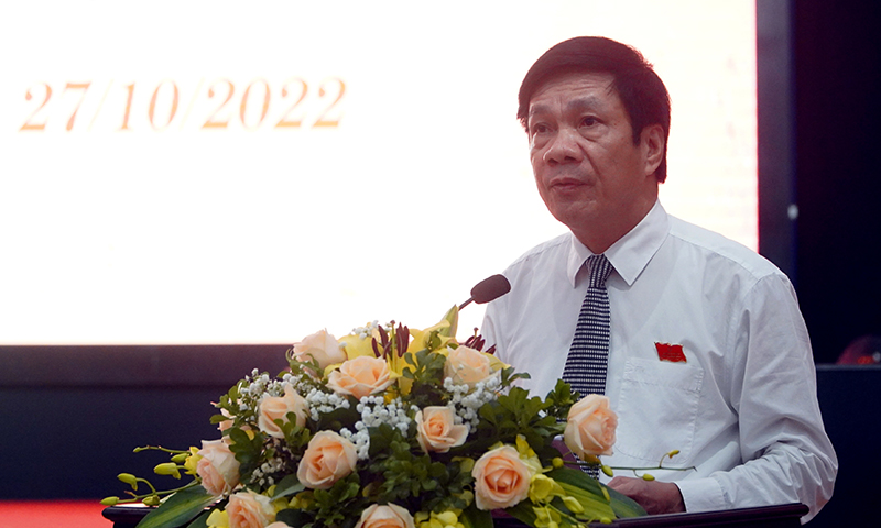 Đồng chí Phó Chủ tịch Thường trực HĐND tỉnh Nguyễn Công Huấn trình bày đề dẫn hội nghị