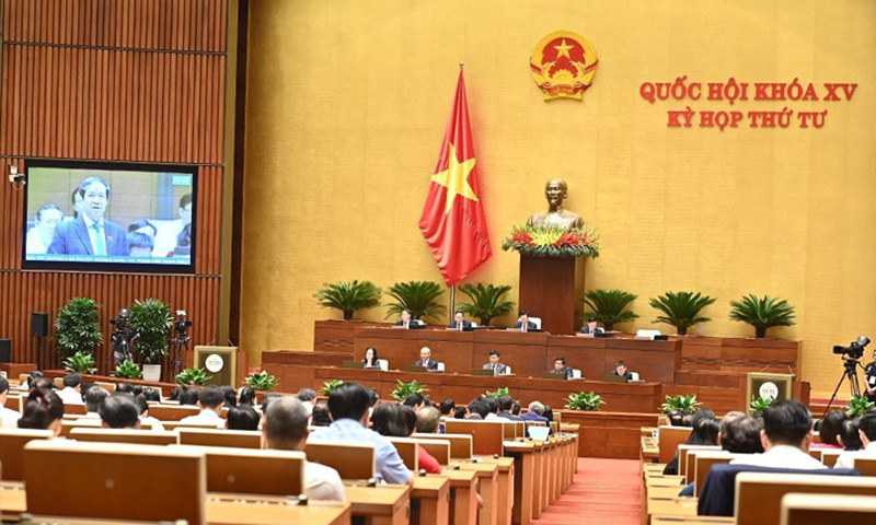 Bộ trưởng Giáo dục và Đào tạo Nguyễn Kim Sơn phát biểu tại phiên họp chiều 27/10. Ảnh: ĐĂNG KHOA