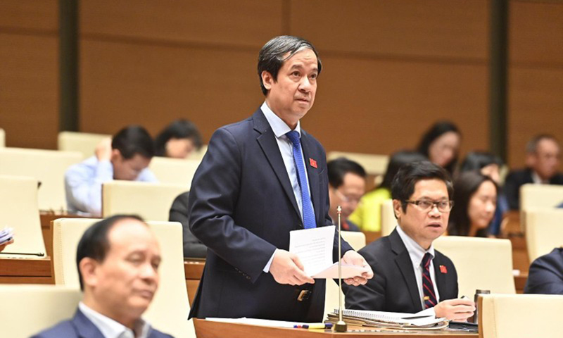 Bộ trưởng Giáo dục và Đào tạo Nguyễn Kim Sơn phát biểu làm rõ ý kiến các đại biểu Quốc hội nêu tại phiên họp. Ảnh: ĐĂNG KHOA