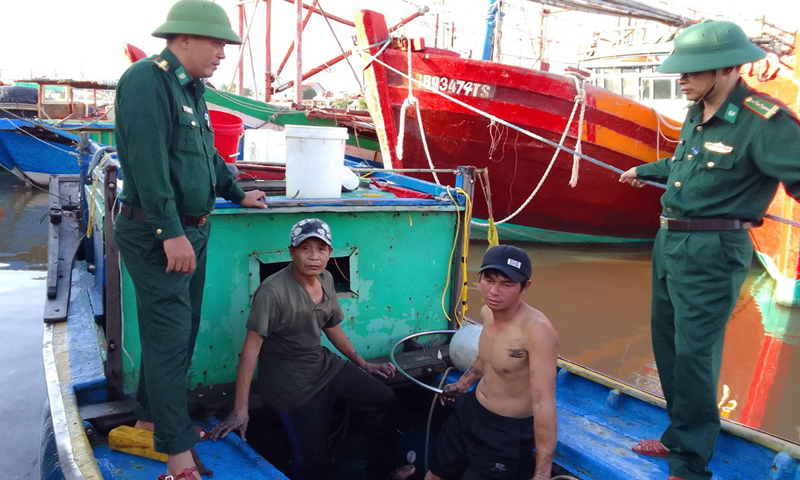 Thuyền đánh cá cùng 3 ngư dân đã được kéo vào bờ an toàn. 