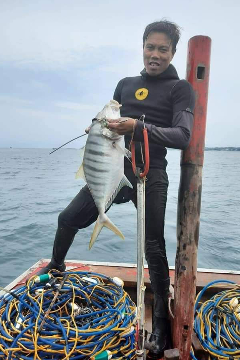 Thợ lặn Nguyễn Văn Hiển và niềm vui khi săn được 1 con cá to.