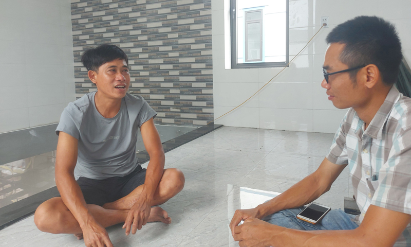 Anh Đinh Văn Dũng (bên trái), một thợ lặn của thôn Vịnh Sơn, đang hành nghề lặn ở vùng biển Cô Tô (tỉnh Quảng Ninh) chia sẻ về nghề lặn.