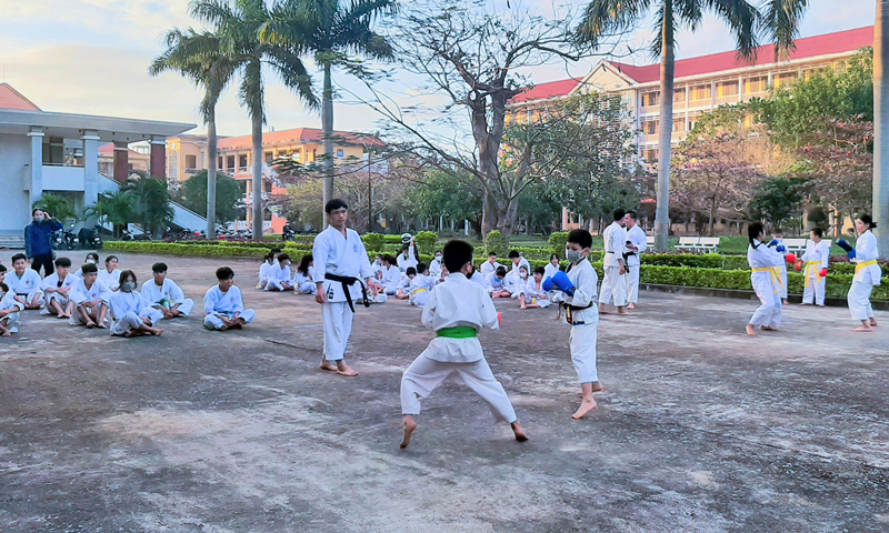 Một buổi tập Karate của võ sinh tại TP. Đồng Hới.