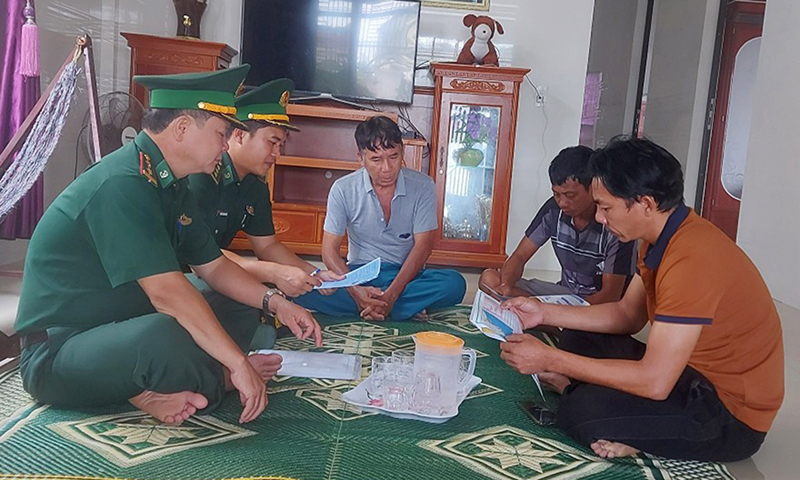Đồn Biên phòng Lý Hoà phối hợp với các địa phương trên địa bàn huyện Bố Trạch tuyên truyền chống khai thác IUU cho ngư dân.
