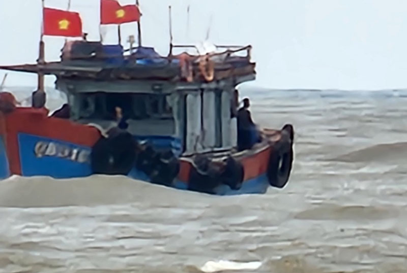 Tàu cá QB 91688 TS của ngư dân Đào Xuân Hậu, ở xã Bảo Ninh, tại địa điểm cứu vớt.