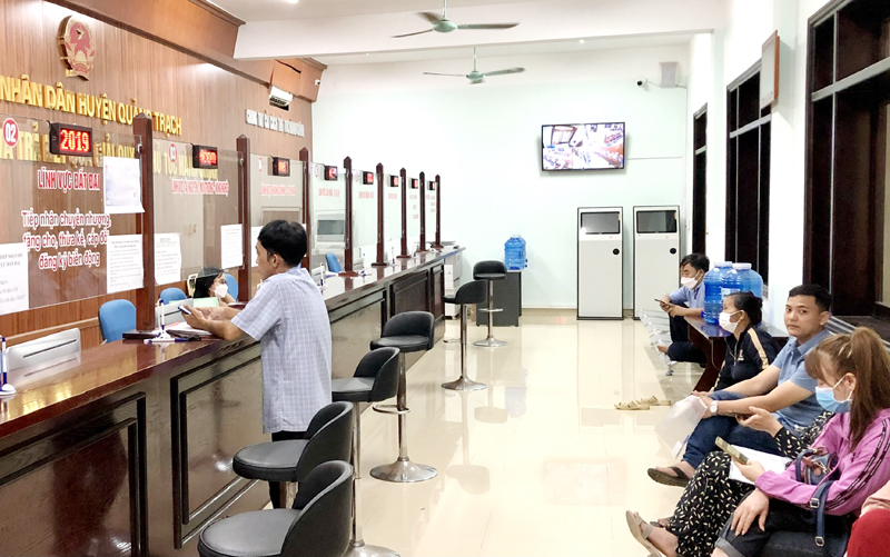 Người dân đến nộp hồ sơ lĩnh vực đất đai ở quầy giao dịch Bộ phận một cửa liên thông huyện Quảng Trạch.