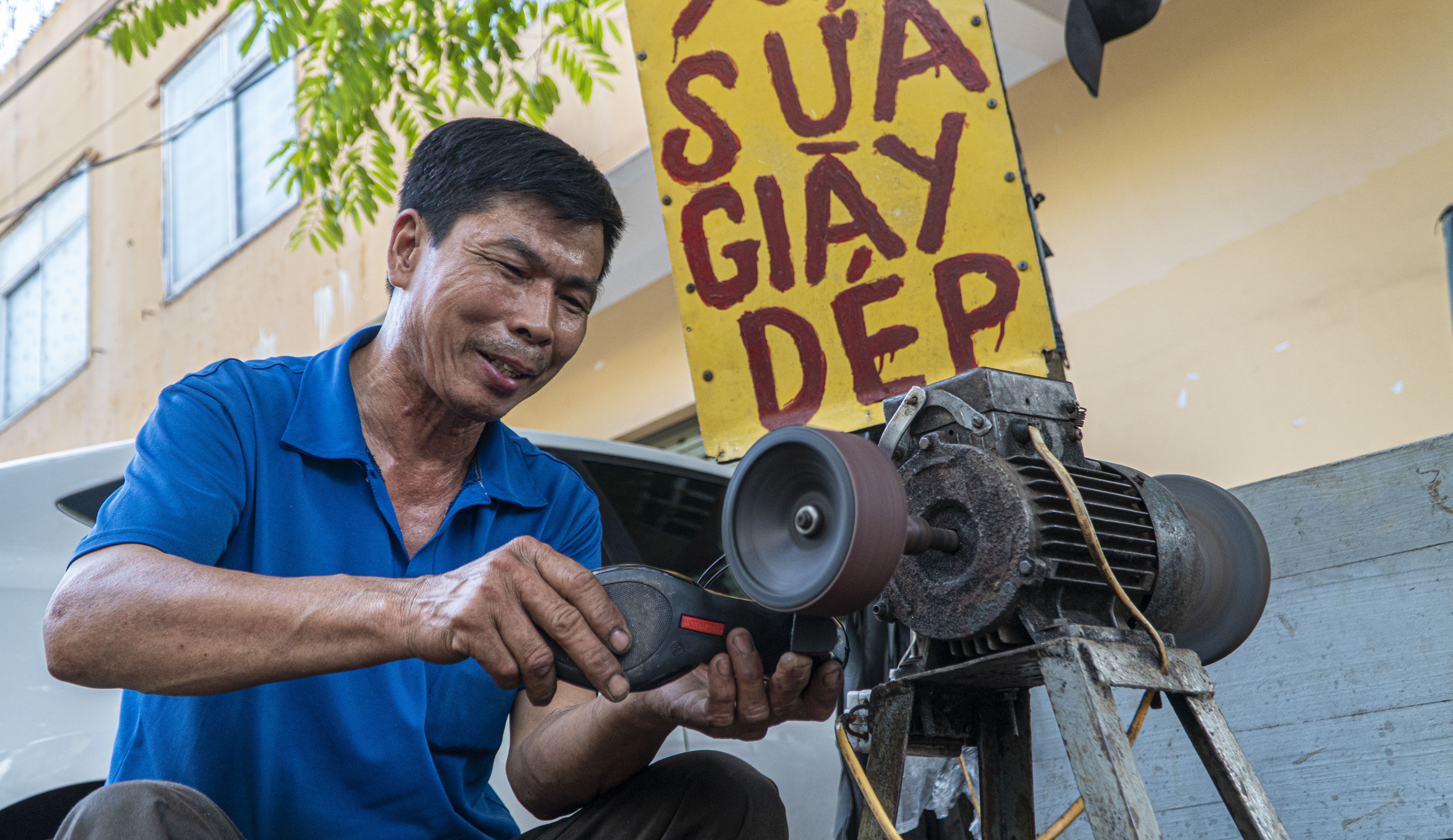 Góc nhỏ mưu sinh ở vỉa hè bằng nghề sửa giày của anh Nguyễn Văn Lợi nằm trên đường Mẹ Suốt hơn 30 năm qua.